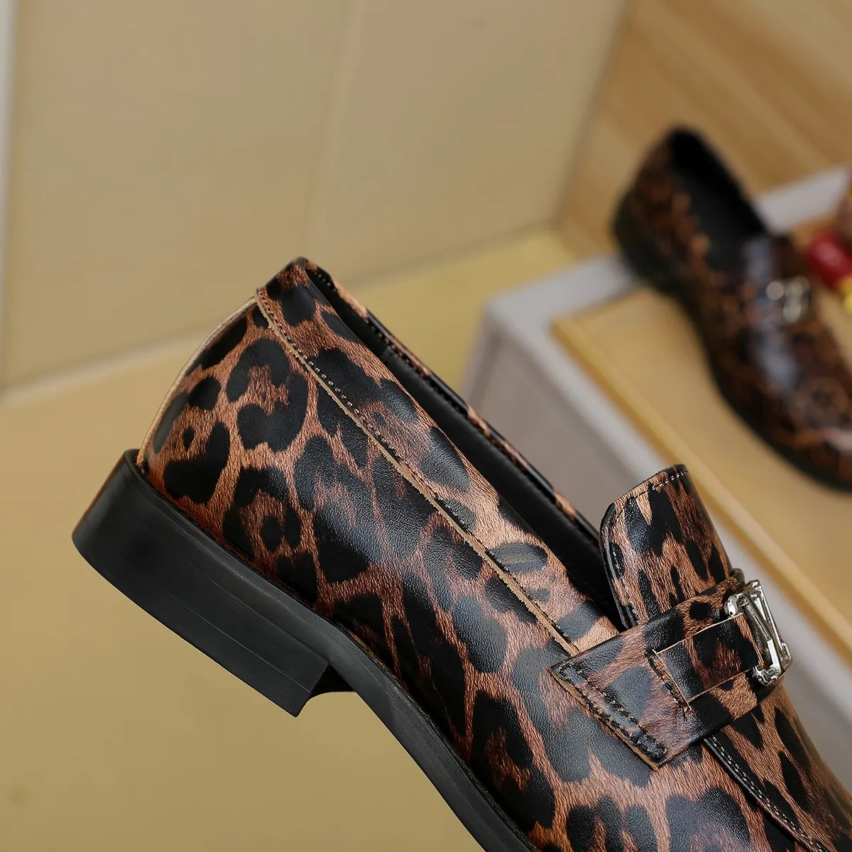 Men's shoes 💰 460 💰 Louis Vuitton LV ® 🆕 model 🔛Full shoe counter, first layer cowhide, 🐂leather lined casual shoes for men, super soft outsole, essential for driving. Counter synchronization, original first layer cowhide, completely 1:1 mold customization🌹top version, color optional! Number: 39-44 (customized at 38.45)